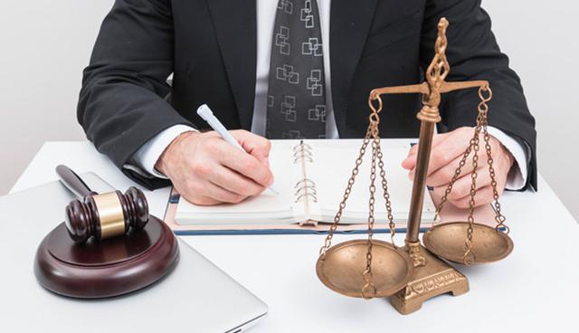 FOTO 10 | Finalmente, la carrera de Derecho registró un descenso del 4% en los sueldos de sus profesionales. (Foto: Freepik)