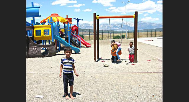 Muchos de los niños sirios e iraquíes que hoy viven en el campo de Kahramanmaras nacieron y crecieron ahí. A pesar de la díficil situación que les toca vivir, ellos no pierden la alegría y reciben a los visitantes con una sonrisa.