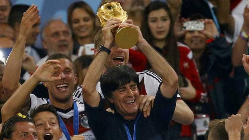 El técnico de Alemania, Joachim Löw fue el último que levantó la Copa del Mundo tras ganarle a Argentina en Brasil 2014. (Foto: Reuters)