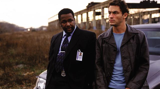 02. The Wire (2002-08). La serie, aclamada como una de las mejores de la historia, presenta la ciudad de Baltimore desde adentro. En las cinco temporadas que se mantuvo al aire, se describen a la perfección el tráfico de drogas en la ciudad, el sistema de