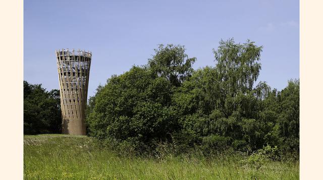 LA TORRE DEL JÜBERG, HEMER (ALEMANIA). El mirador del Jüberg marca la frontera entre la ciudad de Hemer (al oeste de Alemania) y el campo circundante. Su estructura se eleva 23.5 metros y se compone de 240 láminas de madera de alerce. La base de este hipe