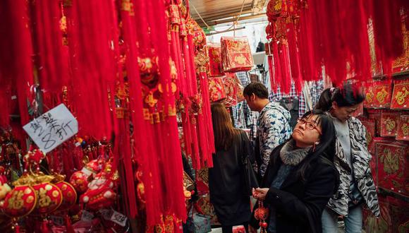Miles de personas se abarrotan las zonas comerciales de Hong Kong previos al Año Nuevo Chino. (Foto: Getty Images)