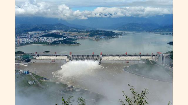 Represa de las Tres Gargantas; Esta represa está en el río Yangtze, en China, y fue construida con un coste de US$ 37,000 millones. Es considerada la mayor presa hidroeléctrica que se haya construido y desplazó a 1.3 millones de personas. Incluso tiene ca