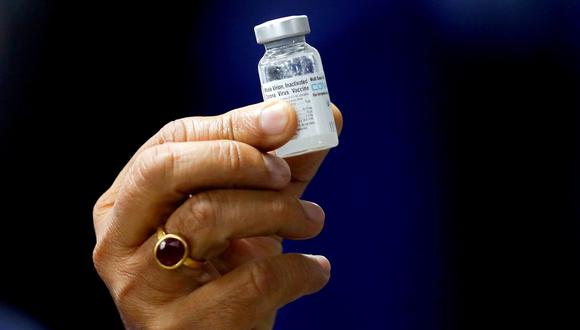 El ministro de Salud de la India, Harsh Vardhan, sostiene una dosis de la vacuna COVID-19 de Bharat Biotech llamada COVAXIN. (REUTERS/Adnan Abidi).