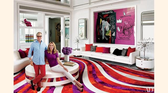 El diseñador de modas estadounidense y  su hermosa esposa Dee Hilfiger,  en la sala de su nuevo hogar, localizado en Miami. (Foto: megarricos)