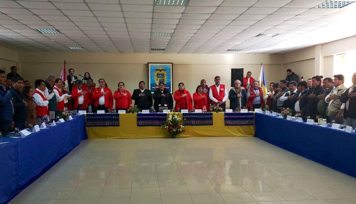 Los ministros participan en la mesa de dialogo con representantes de los ciudadanos de Candarave. (Foto: Minam)