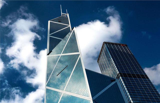 FOTO 5 | TORRE DEL BANCO DE CHINA, HONG KONG: 1.9 MIL MILLONES DE DÓLARES.
La Torre del Banco de China es uno de los edificios más reconocibles de Hong Kong que tiene 1.033,5 pies (315 metros) de altura, el primer rascacielos superalto en construirse afuera de los Estados Unidos. Impactante en su momento, la factura de la construcción del edificio ascendió a un total de 1 mil millones de dólares (£719 millones) en 1990.