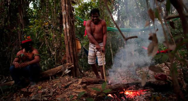 FOTO 1 | Los indígenas Guajajara prenden una fogata en un campamento improvisado. (Foto: Reuters)