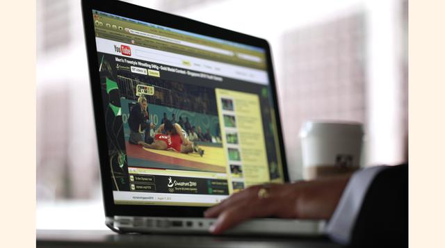 Es importante apagar la computadora o laptop cuando no está en actividad porque al permanecer encendida consume energía. (Foto: Bloomberg)