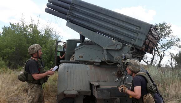 Los militares ucranianos se preparan para disparar un lanzacohetes múltiple Grad BM-21 en la línea del frente entre las fuerzas rusas y ucranianas en el campo de la región oriental de Ucrania de Donbas el 19 de julio de 2022. (Foto: Anatolii Stepanov / AFP)