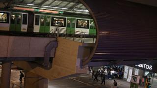 Metro de Lima: pasajeros caminaron por rieles luego que tren quedó varado cerca de estación Atocongo