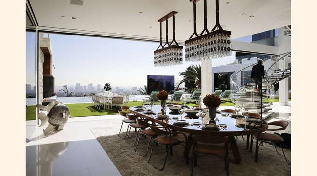 Un comedor tanto en el interior como en el exterior.