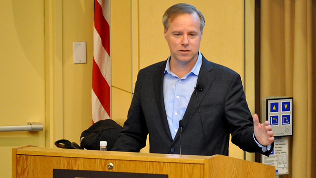 Colin Crowell, vicepresidente de Twitter.