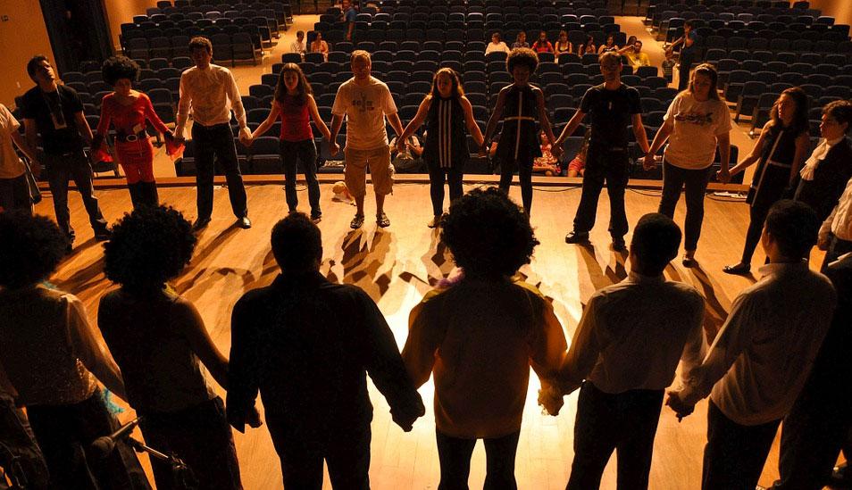 FOTO 1 | 1. HAZLO CON DISCIPLINA  

Ensayos cada lunes y miércoles durante todo un ciclo escolar. Repeticiones interminables de escenas que creías dominar, pero en las que siempre habrá algo que perfeccionar. Coordinación de movimientos y parlamentos; no solo de los tuyos, sino que de los de toda una compañía. Disciplina para no fallar a los ensayos. Para estudiar en casa el guion. Para acudir a las clases de canto que te ayudarán a desarrollar habilidades que antes no tenías.

Con las obras de teatro sucede lo mismo que con los emprendimientos: la única manera de montarlas con éxito es con la disciplina y dedicación de hacer cada día lo que tienes que hacer. (Foto: Pixabay)