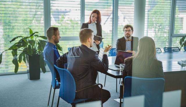 FOTO 2 | 2. Focus Groups
Sentar a tus clientes potenciales en una mesa redonda para que evalúen tu marca es lo mejor que puedes hacer previo al lanzamiento. En esos momentos aún estás a tiempo de hacer modificaciones y ahorrarte tiempo, dinero y esfuerzo. Debes llegar con una mentalidad muy constructiva y estar completamente abierto a la crítica. (Foto: Freepik)