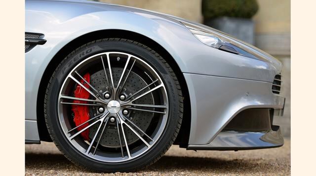 Como todo auto súper deportivo de su categoría, el Vanquish viene equipado con un potente sistema de frenado de disco de carbono y sistemas ABS. (Foto: Aston Martin)