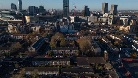Antiguas residencias (parte baja) y edificios modernos en el parque olímpico de los Juegos de Londres 2012| Foto: Daniel LEAL / AFP
