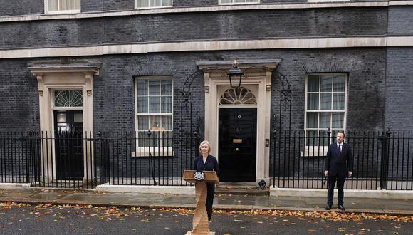 Liz Truss habla en Downing Street, observada por su esposo Hugh O'Leary, mientras renuncia como Primera Ministra del Reino Unido el 20 de octubre de 2022 en Londres, Inglaterra. (Photo by Dan Kitwood/Getty Images)