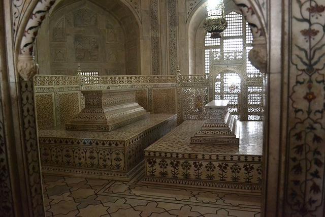 FOTO 10 | El hijo de Shah Jahan, Aurangzeb (quien obtuvo el poder orquestando un golpe de estado contra su padre) ordenó que fuera sepultado junto a su madre, y mandó instalar un cenotafio junto al de ella en la sala principal del Taj Mahal. (Foto: Rachel Tara, istock)
