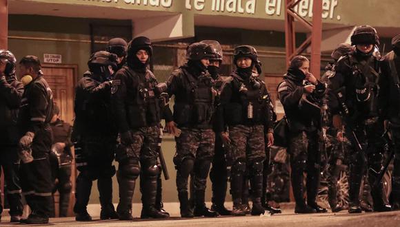 Policías de La Paz se repliegan en una unidad cercana a la sede del Gobierno. (Foto: EFE)