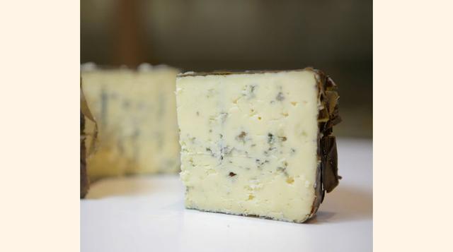 Rouge River Blue Procedente de Oregón, es uno de los quesos azules con más fama de EEUU. Este queso cremoso se elabora de una forma similar al Roquefort y a partir de leche pasteurizada de vacas de las razas Jersey y Holstein. Además, madura en cuevas nat