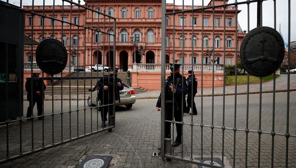 Efectivos policiales cierran las puertas del Palacio Presidencial de Argentina, la Casa Rosada, en Buenos Aires, Argentina el 4 de julio del 2022. REUTERS/Agustin Marcarian