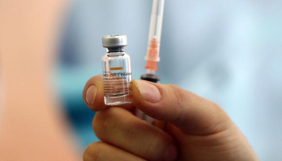 China ya aprobó las dos vacunas que utiliza en su masiva campaña de inmunización. (Foto: Adem ALTAN / AFP).