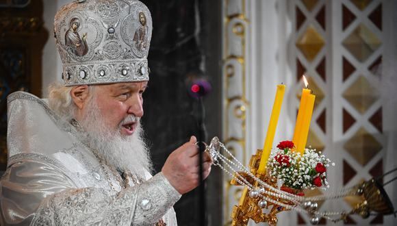 El patriarca ortodoxo ruso Kirill sirve durante un servicio ortodoxo de Pascua, a última hora del 23 de abril de 2022 en Moscú. (Foto de Alexander NEMENOV / AFP)