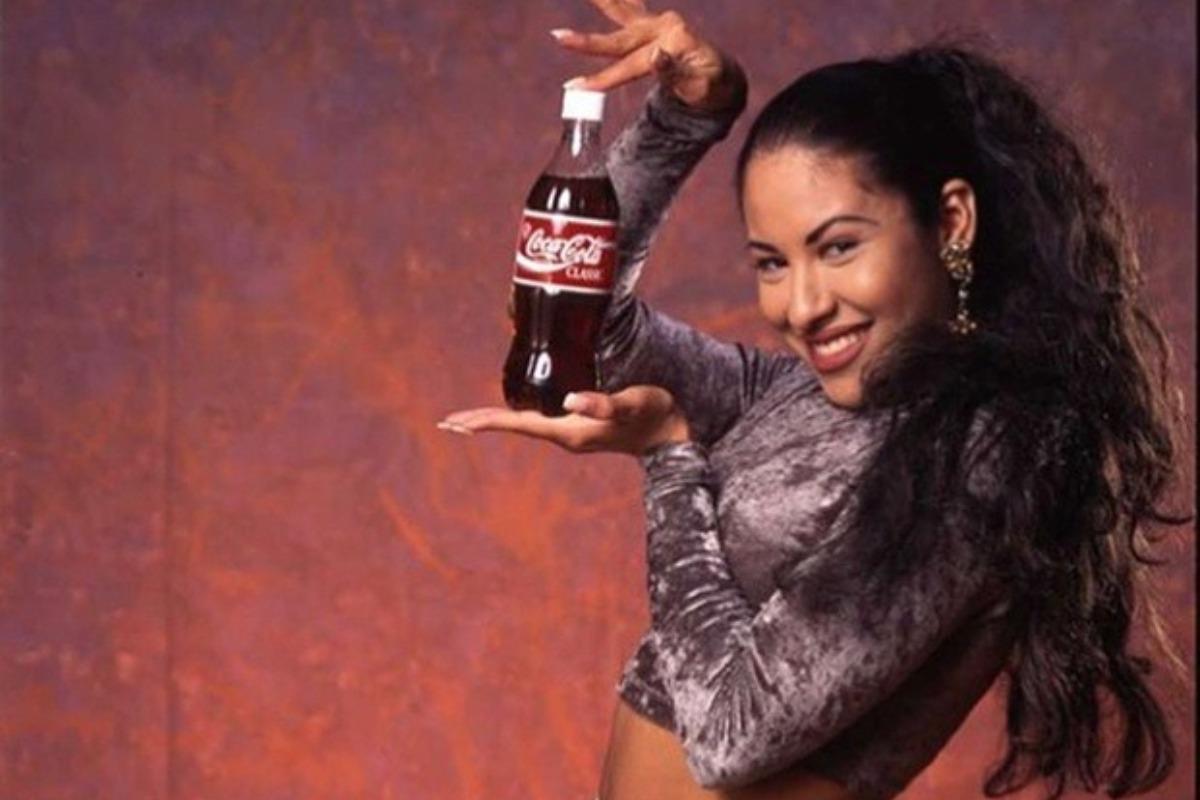 En 1989 Selena Quintanilla se convirtió en la primera artista latina en ser la imagen de Coca-Cola.