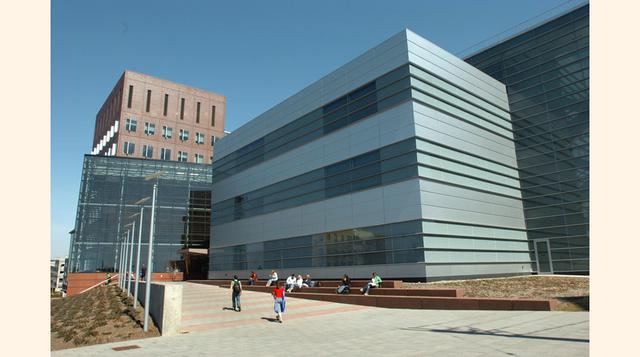 Syracuse University. Whitman School of Management se ubicó en octavo lugar, subiendo una posición.  El salario de sus egresados alcanza los US$130,382 al año.