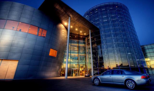 4. La fábrica transparente de Volkswagen. Volvemos a Alemania, hogar natural de algunas de las factorías más bellas jamás ideadas. No todas tienen el clásico encanto del siglo XIX o del siglo XX. A día de hoy, los arquitectos también se empeñan en hacer d