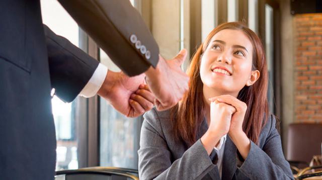 FOTO 7 | 7. Consigue que el personal se sienta apreciado personalmente

"Esto significa desde interesarse por su vida personal o sus problemas hasta agradecer un trabajo bien hecho, recompensar económicamente o reconocer el resultado de su esfuerzo. Y, por supuesto, reserva un espacio en privado para hacer las críticas a su trabajo. Estos hechos aumentan la motivación y ayudan a retener al personal".