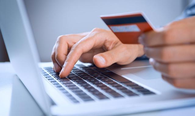 FOTO 6 | 6. Confías mucho en el plástico. Las tarjetas de crédito pueden ser buena opción a la hora de construir tu crédito o invertir en un negocio (siempre y cuando sepas usarlas). Es muy fácil irte al buró de crédito así que cuida tus intereses y no te llenes de deudas.