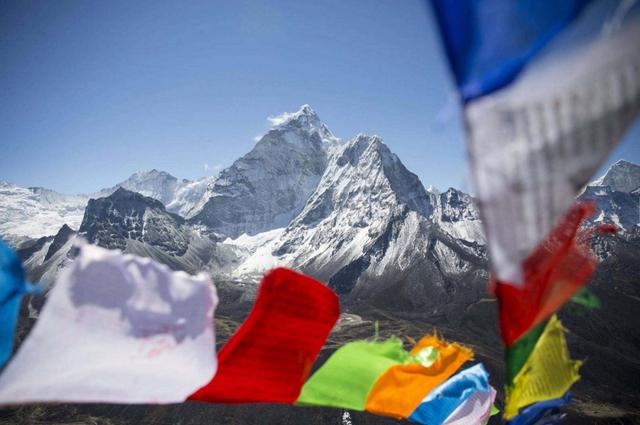 FOTO 9 | EVEREST. Los 'sherpas' se han quejado de que en el Everest hay temporadas de superpoblación. Se han limitado los permisos a escaladores con experiencia y a algunos que tienen dispacidades.