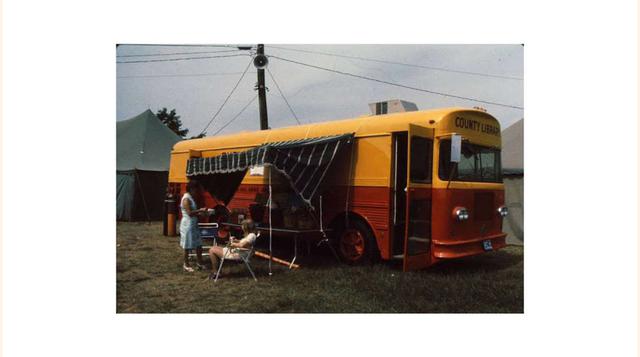 Esta Biblioteca tenía hasta un toldo para disfrutar de los libros al aire libre (1973). (Foto: msn)