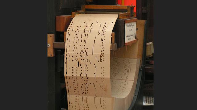 Estaban hechas de cartulina con aberturas según el código binario. El método se usó hasta mediados de la década de 1970, cuando aparecieron las cintas magnéticas.