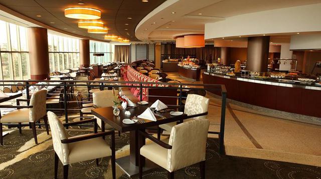 La Vista es el rstaurante ubicado en el JW Marriott y tiene platos de cocina internacional. El costo por persona puede llegar a S/ 140.