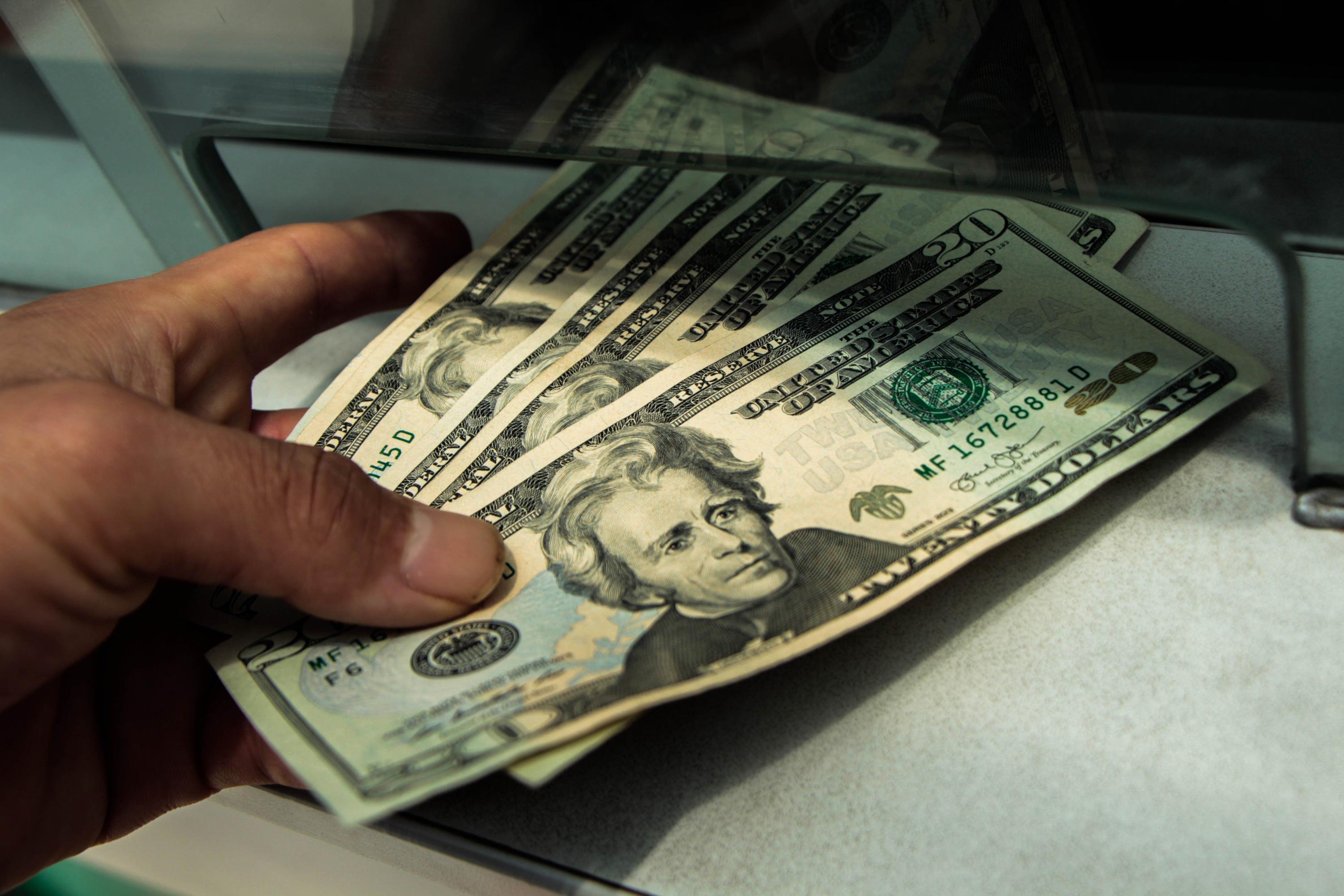El dólar se vendía a S/3.390 en el mercado paralelo en horas de la mañana. (Foto: USI)
