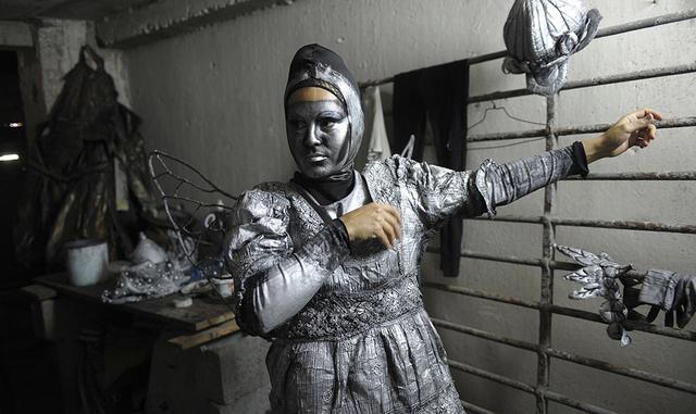 Por primera vez, en más de medio siglo, un Castro no estará al frente del poder. Gracias a la Revolución, José Antonio Torres se graduó como enfermero intensivista y Beatriz Estévez está a punto de terminar la universidad. En otros países la educación sup