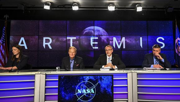 (I-D) La secretaria de prensa del Centro Espacial Kennedy, Jackie McGuinness; el administrador de la NASA, Bill Nelson; Administrador Asociado para el Desarrollo de Sistemas de Exploración, James Free; y el Gerente de la Misión de Artemis, Mike Sarafin; realizar una conferencia de prensa después de que se pospusiera el lanzamiento del cohete lunar no tripulado Artemis I, en el Centro Espacial Kennedy de la NASA en Cabo Cañaveral, Florida, el 3 de septiembre de 2022.  (Foto de CHANDAN KHANNA / AFP)
