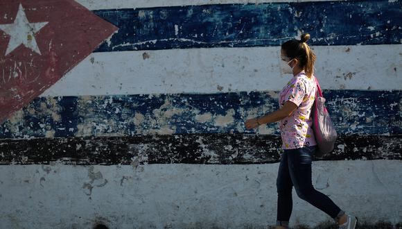 Internet empezó a extenderse por Cuba hace apenas unos años, con el deshielo de las relaciones entre Washington y La Habana durante la Presidencia de Barack Obama. (Photo by YAMIL LAGE / AFP)