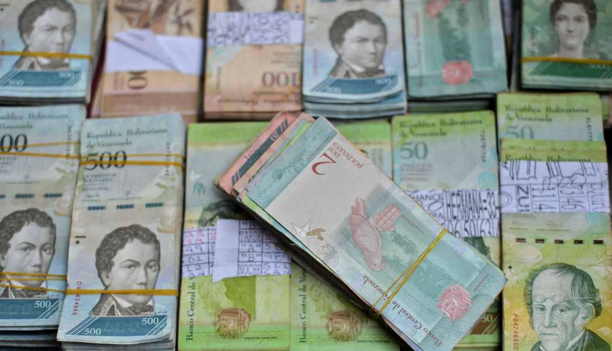 En los últimos 30 días, la moneda local -el bolívar- se devaluó el 50 % frente al dólar. (Foto: AFP)