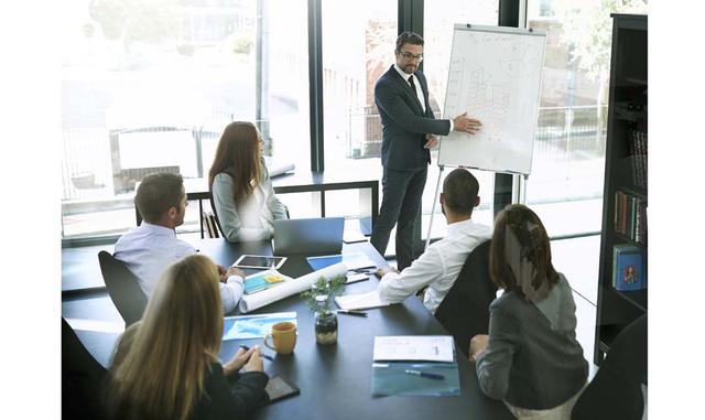 FOTO 14 | Toma de decisiones: Pruebas de realidad. Es la capacidad de mantenerse objetivo y ver las cosas como realmente son. Esta capacidad implica reconocer cuando las emociones o prejuicios personales pueden hacer que uno sea menos objetivo.