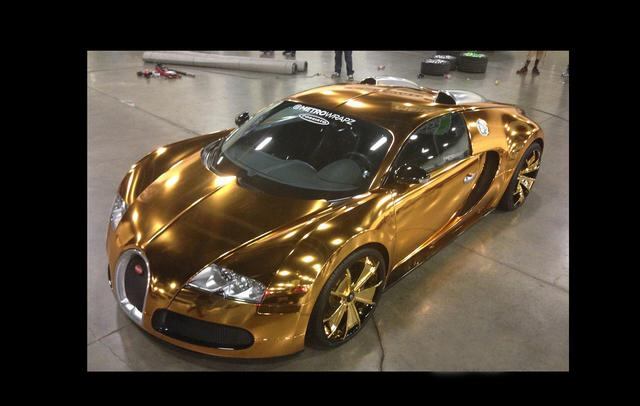 Foto 5 | Bugatti Veyron. Llegó a ser el auto más rápido del mundo. La versión original logra una velocidad máxima de 253 mph (407 km/h), gracias a un motor quad-turbo de 8.0 litros.