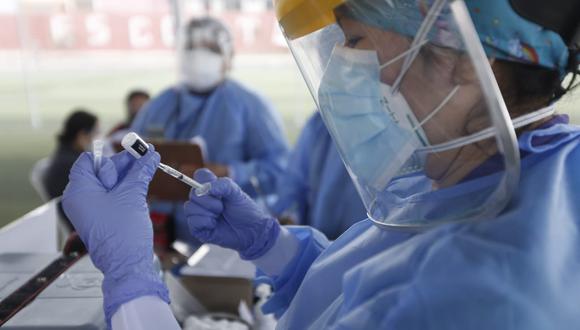 El Ministerio Público investiga dos presunto casos en los que los enfermeros usarían jeringas vacías durante el proceso de vacunación. (Foto: Jorge Cerdán / @photo.gec)
