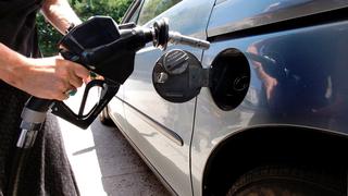 Gasolina cara pone a prueba dependencia de EE.UU. hacia autos
