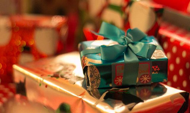 FOTO 5 |  5 Regalos navideños.
Los miembros de la familia real se reúnen alrededor del árbol e intercambian divertidísimos regalos a la hora del té en la víspera de Navidad. No todas las fiestas navideñas son formales: a los miembros de la familia real les gusta regalar divertidos obsequios como gorros de ducha y asientos de inodoros, según The Sun. También juegan a hacer mímicas y comparten galletas de Navidad.