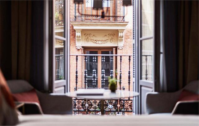 FOTO 7 | Gran Hotel Inglés, Madrid
La sorpresa del año ha sido el regreso de este emblemático hotel decimonónico situado en el barrio de Las Letras y reconvertido en todo un icono de esta nueva edad de oro de la hotelería madrileña. Propiedad de Hidden Away Hotels, sus interiores están inspirados en aquella época, con sus suelos de madera y lámparas originales que nos recuerdan que este fue el primer alojamiento madrileño con luz eléctrica. LO + HOT el Salón de las Letras, su biblioteca, tiene un acuerdo con Zenda, la editorial del escritor Pérez Reverte.