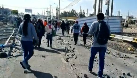 Vías que conectan a Arequipa con Lima y regiones del sur siguen bloqueadas debido a protestas. (Foto: Captura Latina)