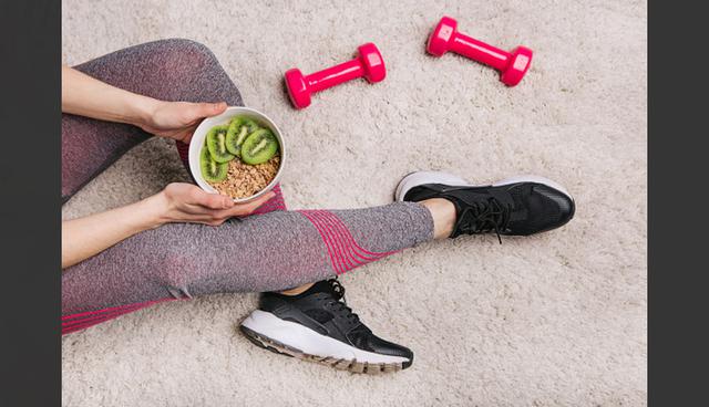 FOTO 5 | 3. Enfócate en el hábito primero y en los resultados después. El enfoque típico en la dieta y el ejercicio está en los resultados. Mucha gente comienza con algún tipo de meta; “quiero perder 20 kilos en los siguientes cuatro meses”. Creo que éste es el enfoque equivocado, es mejor hacerlo basado en un sistema en lugar de en la meta.

Lo que más importa al principio es establecer una rutina normal a la que quieras adherirte, no los resultados que obtengas. En otras palabras, los primeros seis meses es más importante no perderse los entrenamientos que hacer algún progreso. Una vez que eres el tipo de persona que no se pierde los entrenamientos podrás preocuparte por mejorar. (Foto: Freepik)
